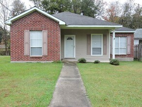 Building Photo - 15535 Leverde Ave