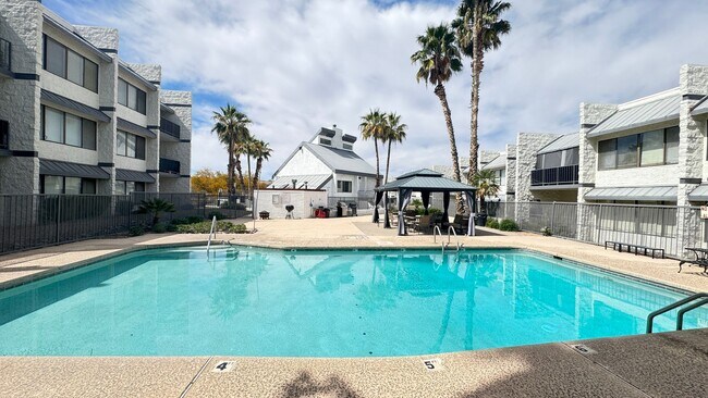 Foto del edificio - Eastside (Golf Links and Pantano) spacious 2nd floor 2 bed, 2 bath condo!