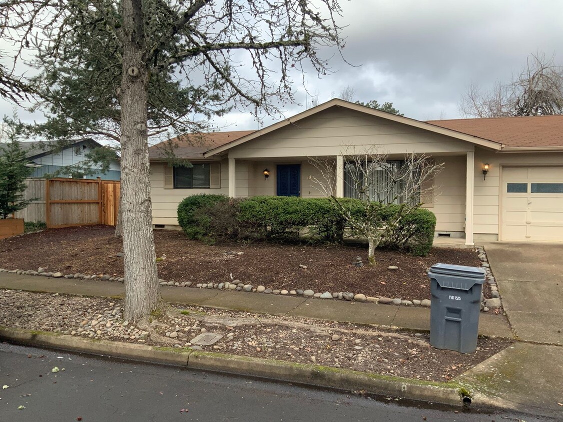 Foto principal - 2 Bedroom Duplex in Springfield