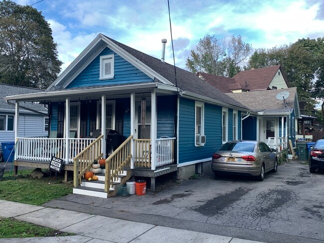 Full House photo - 18 Whitmore St