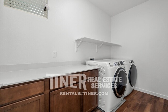 Building Photo - 220 Cinema St