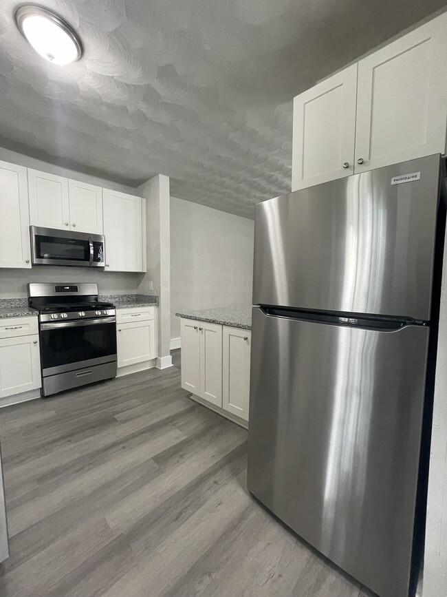 Building Photo - 527 W 37th St
