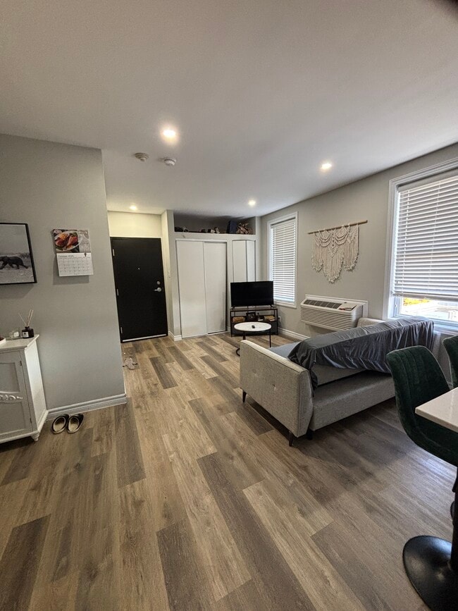 Building Photo - Gorgeous 2 Bed 1 Bath - Located in the Heart of Sarnia!