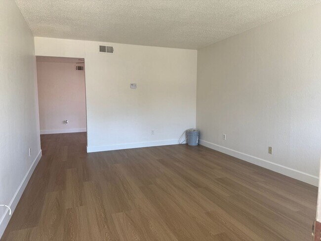 Building Photo - Clean 2 Bedroom 1 Bath 1050 sqft., Carmich...