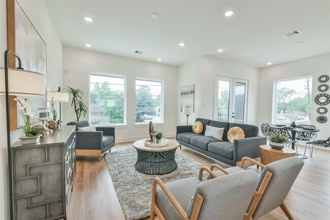 Foto del edificio - 4820 Pinemont Dr