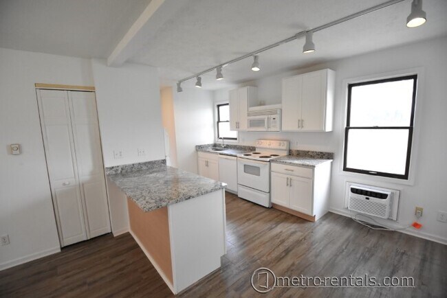 Building Photo - 427 E Gates St