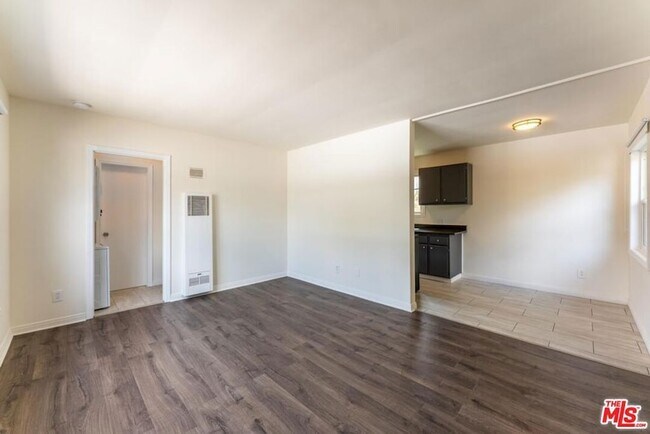 Foto del edificio - 10708 1/2 Moorpark Street Unit
