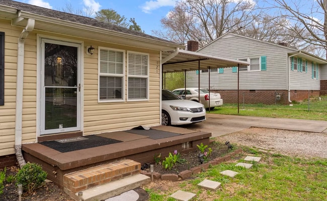Building Photo - 121 Sulphur Springs Dr