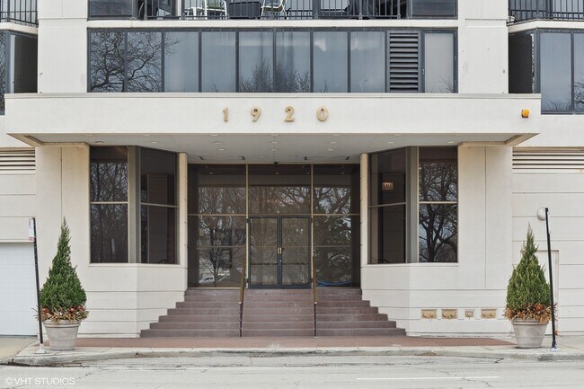 Building Photo - 1920 N Clark St