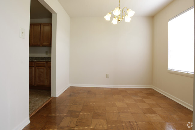 Dining Area - Summit Square Apartments