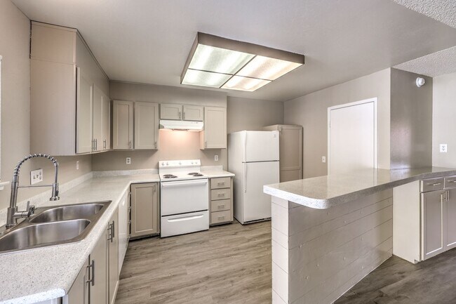 Building Photo - Las Vegas townhome for rent.