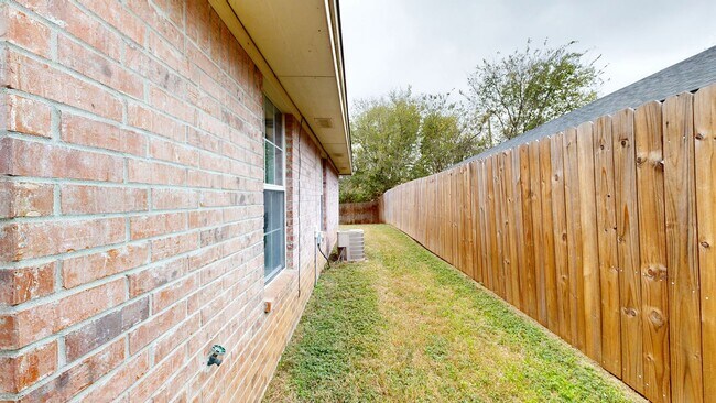 Building Photo - NEW STAINLESS STEEL APPLIANCES + NEW LUXURY VYNIL PLANK THOUGHOUT!!