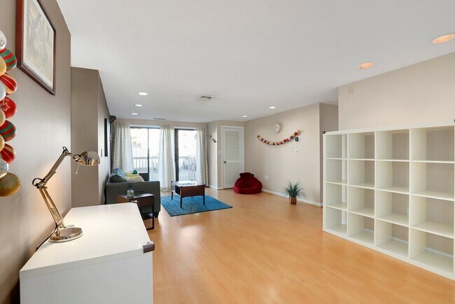 Building Photo - 8 9th St