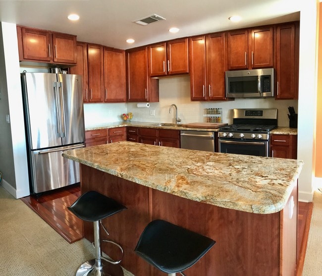 Kitchen - 1630 N Clarkson St Apartment