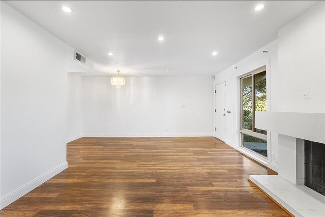 Building Photo - 3031 Flora Vista