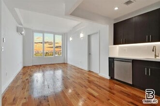 Building Photo - 15 Somers St