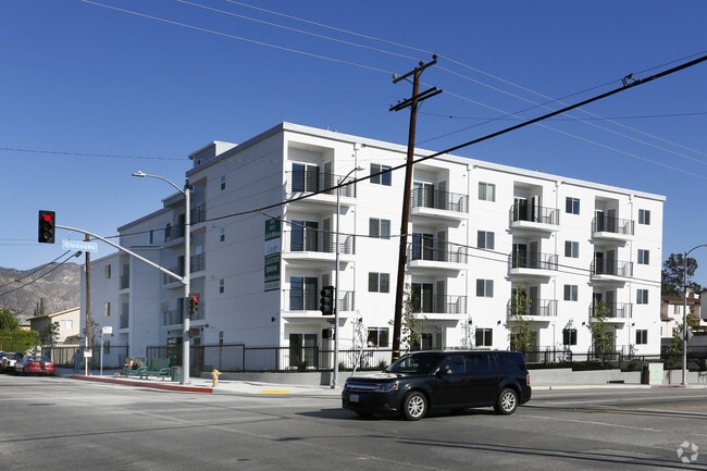 Building Photo - Glenoaks Villas