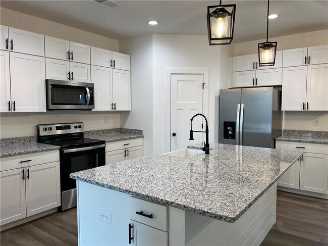 Building Photo - 24 Rocky Cir NE