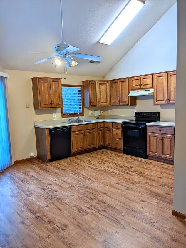 Primary Photo - 1523 Fieldstone Dr