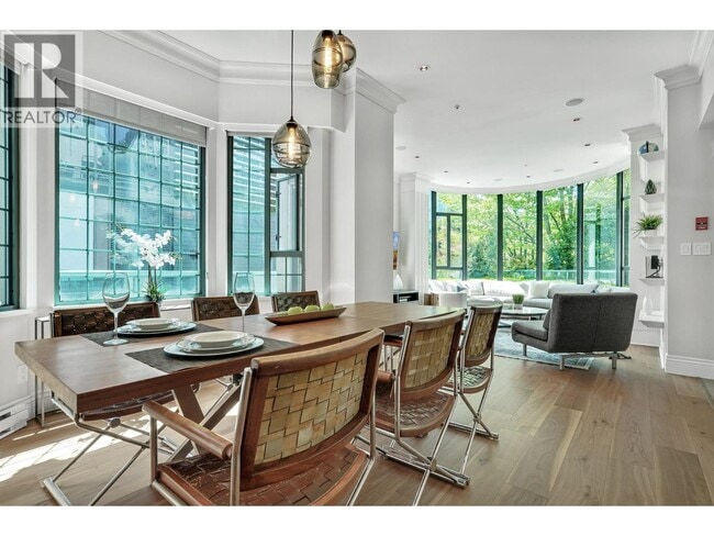 Building Photo - 281 Smithe St