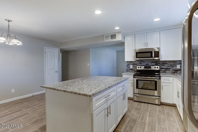 Foto del edificio - 1527 W Huntington Dr