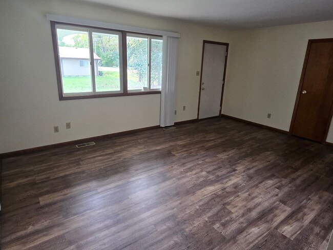 Building Photo - Updated 2 Bedroom Duplex