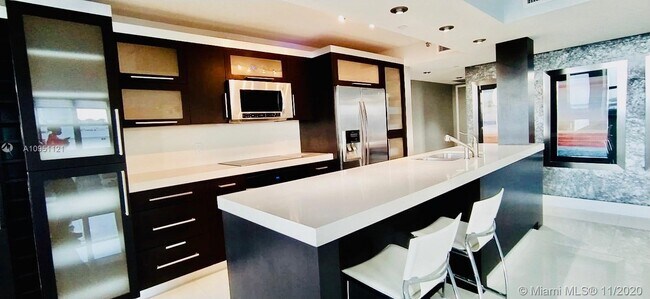 Building Photo - 2555 Collins Ave
