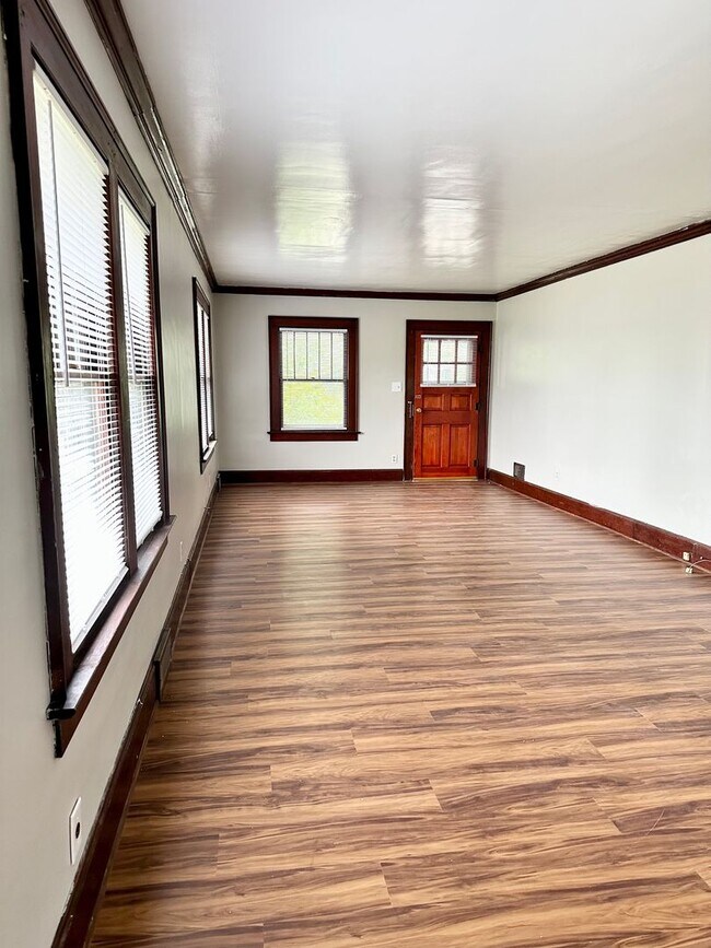 Building Photo - THE DEPOSIT MOVES YOU IN! No rent due until February 1st — the rest of January is FREE! PLUS - Le...