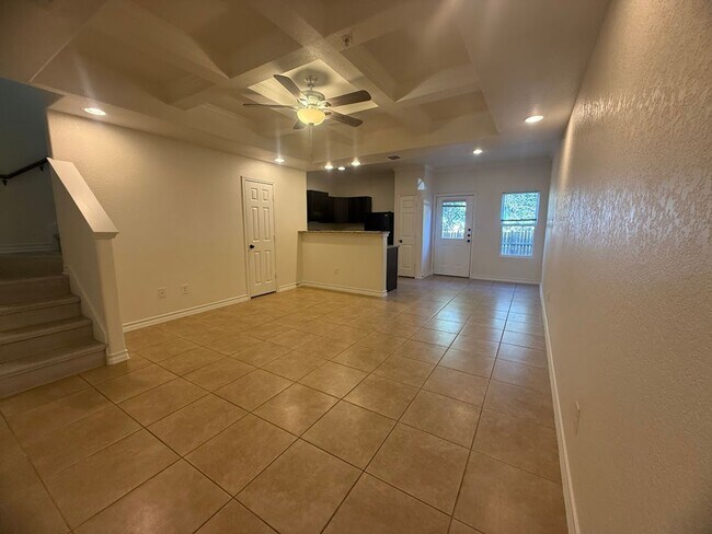 Foto del edificio - Townhome Near Retama Park...No Carpet.