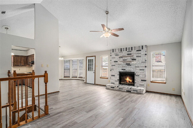Foto del edificio - Section 8 Welcomed!! Spacious 5-Bed, 2.5-B...