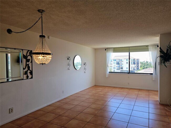 Foto del edificio - 6218 Palma Del Mar Blvd S