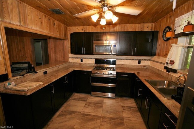 Foto del edificio - 5711 Bayshore Rd