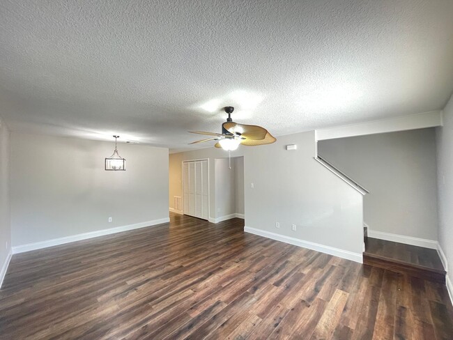 Building Photo - 7800 Fernbrook Way