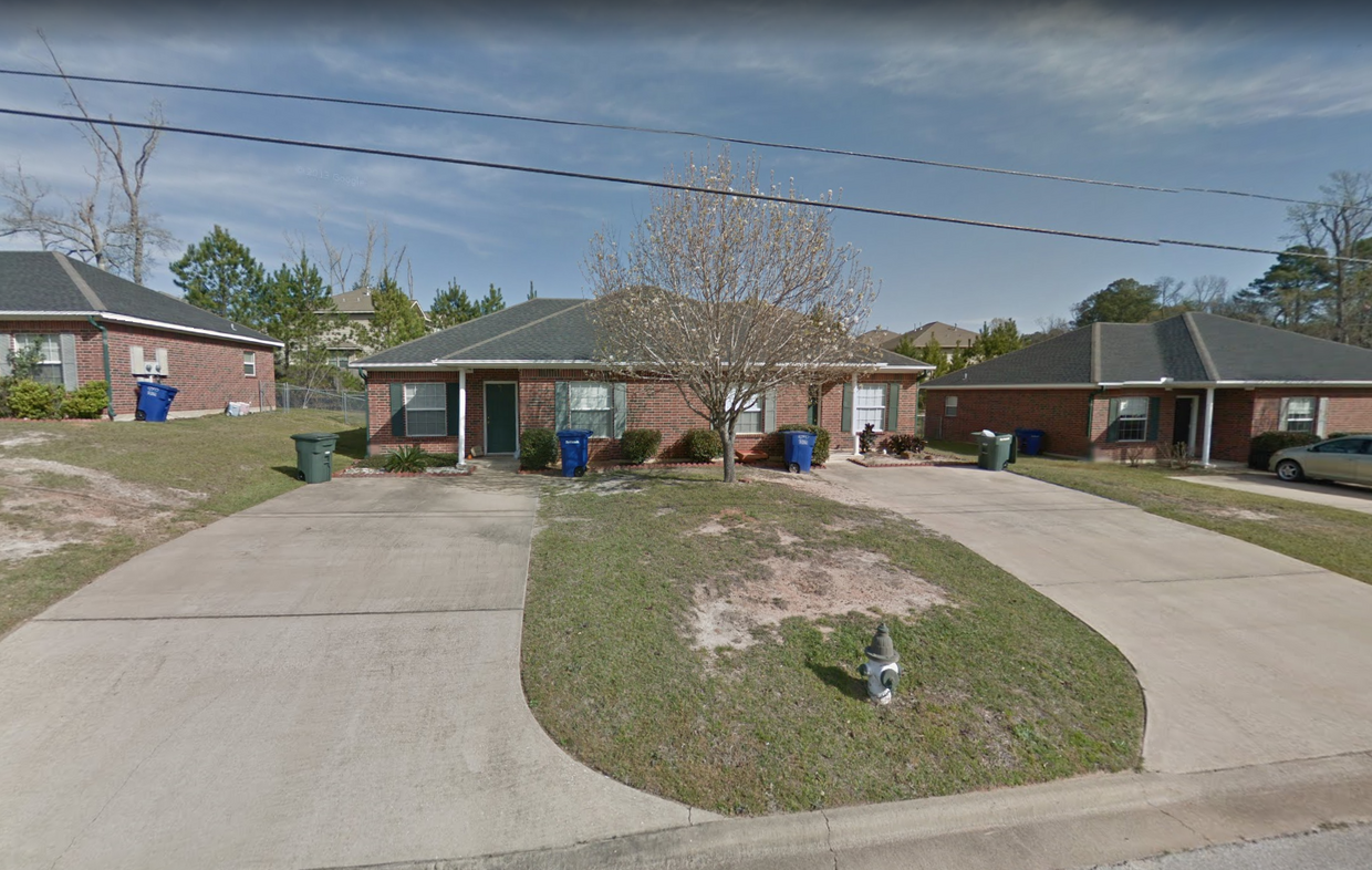 Primary Photo - Elkwood Duplex