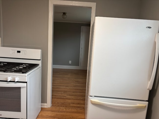 Building Photo - 337 Village St