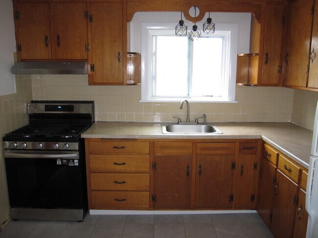Building Photo - 366 Hollis St