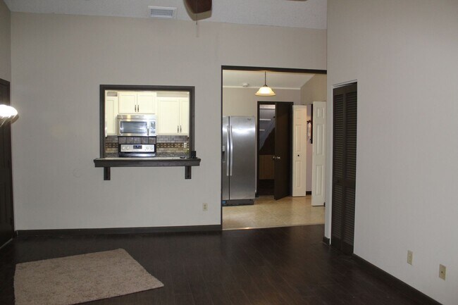 Building Photo - 2 bed 2 bath condo