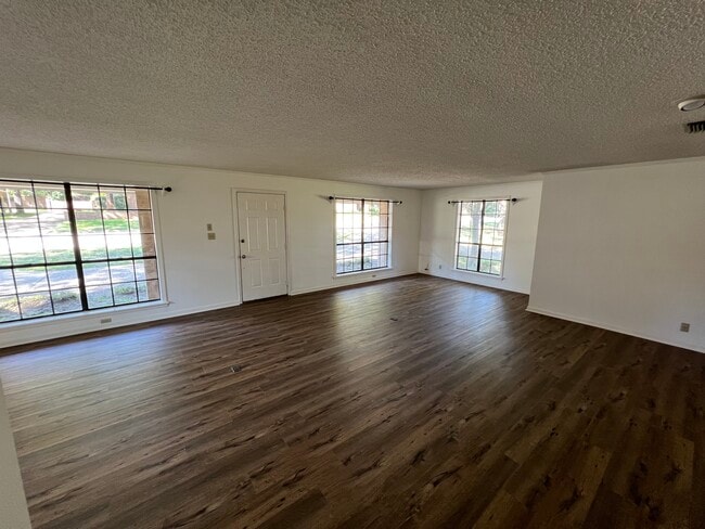 Entry into living area - 714 Woodland Hills Dr
