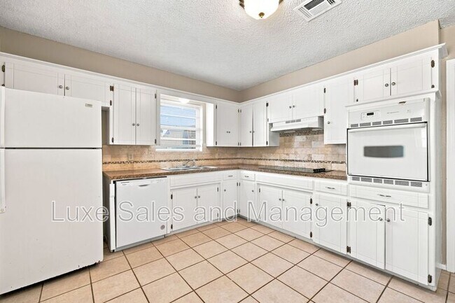 Building Photo - 621 Lotus Ave