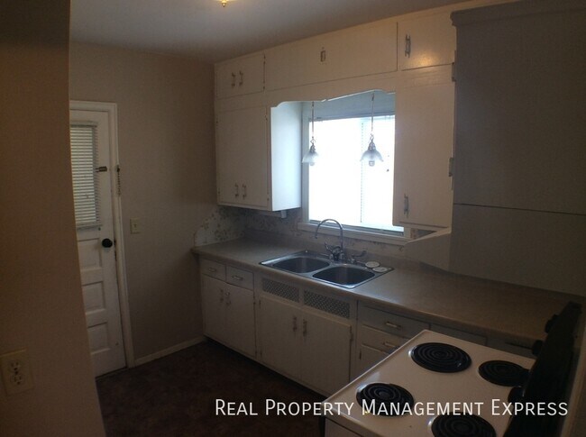 Foto del edificio - 2 Bedroom 1 Bathroom Lower Level Unit Clos...