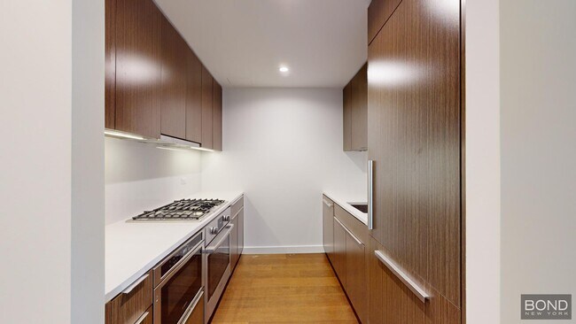 Building Photo - 400 W 61st St