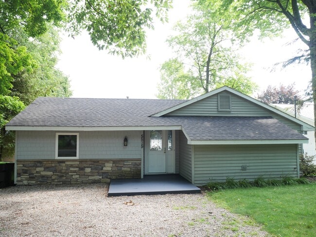Foto del edificio - 5515 Lakeview Dr