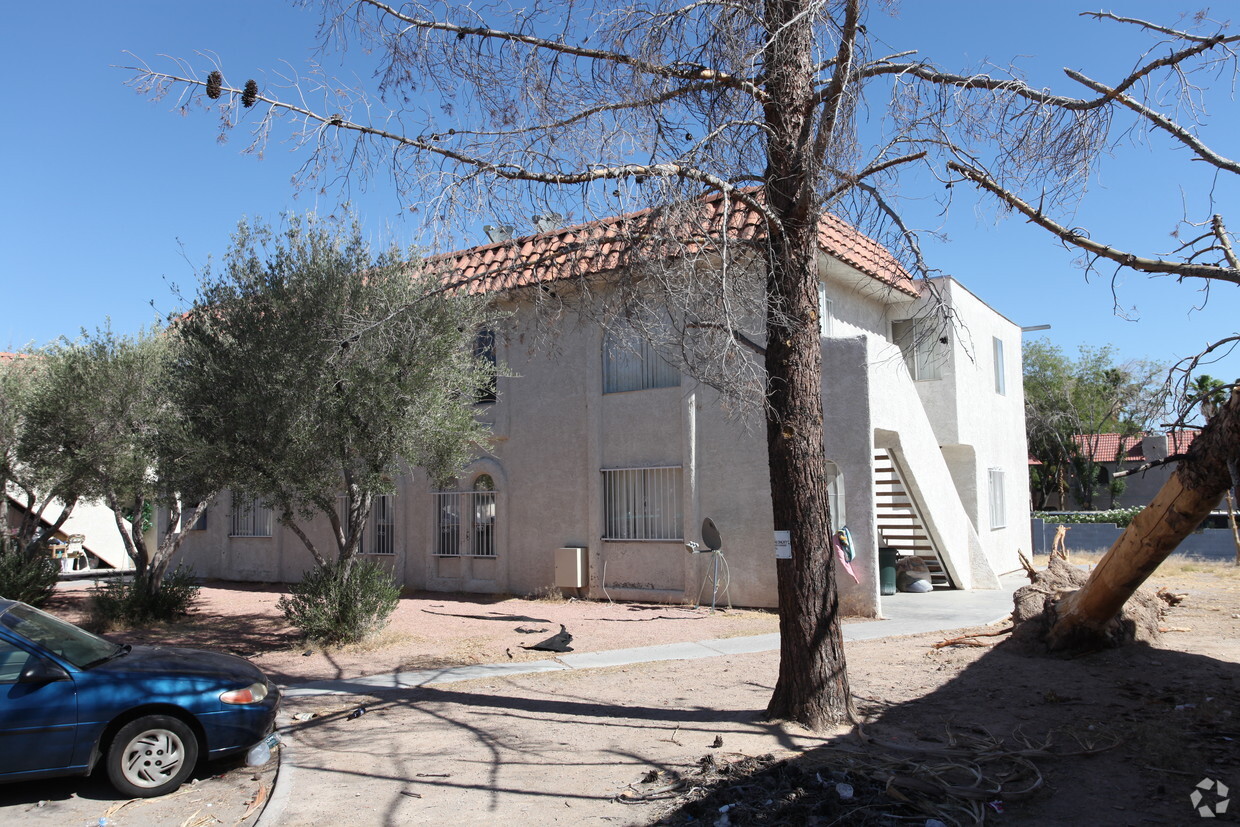 Building Photo - Hillsboro Manor