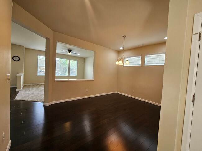 Building Photo - Beautiful 5 bedroom home