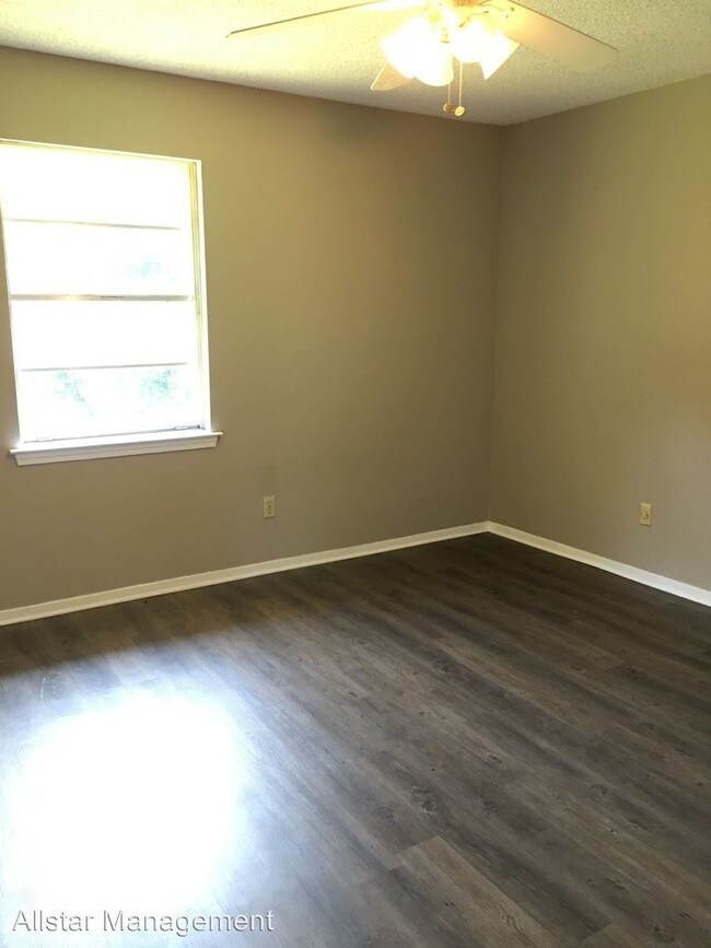 Building Photo - 3 br, 1.5 bath House - 6450 Heather