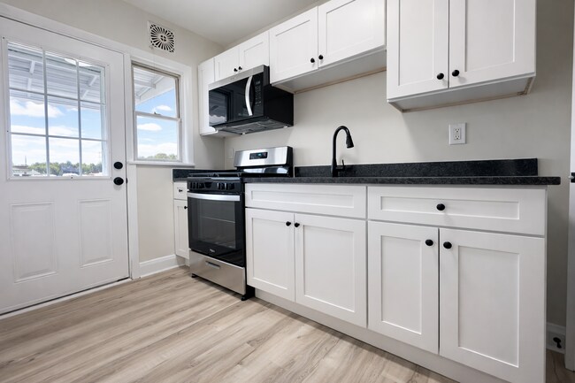 Foto del edificio - Updated 3BR Home with Finished Basement, & Fenced Yard