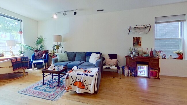 Foto del edificio - 2543 N Southport Ave