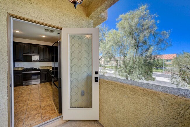 Foto del edificio - Stylish Tri-Level Home/Tandem Garage in Henderson
