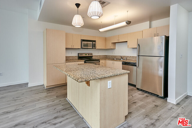 Foto del edificio - 630 W 6th St