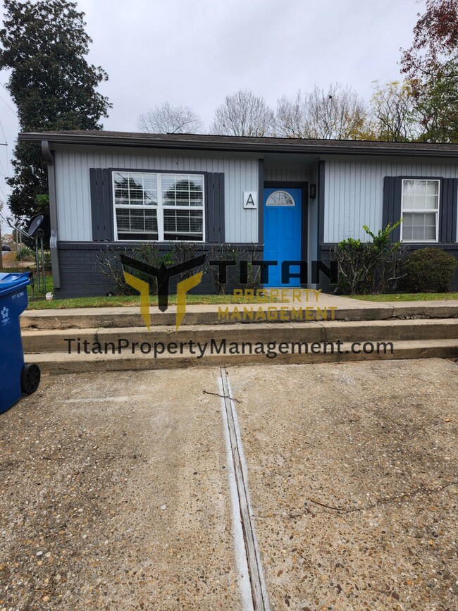 Foto del edificio - 2bed/2bath End-Unit Apartment with Fenced Yard